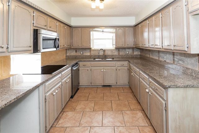2014 E Canadian Court Terrace, Mustang, OK 73064