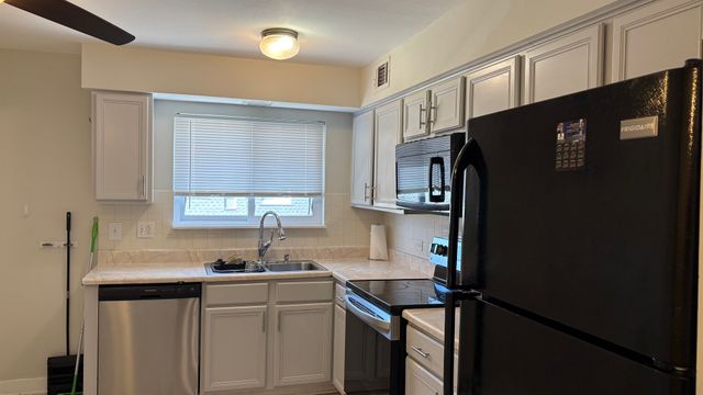 9439 BAY COLONY Drive 3N, Des Plaines, IL 60016
