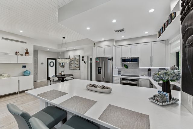 1556 S OCEAN Lane 204, Fort Lauderdale, FL 33316