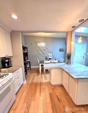 31 Hemlock Court, Hamilton, NJ 08619