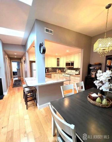31 Hemlock Court, Hamilton, NJ 08619