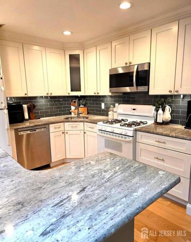 31 Hemlock Court, Hamilton, NJ 08619