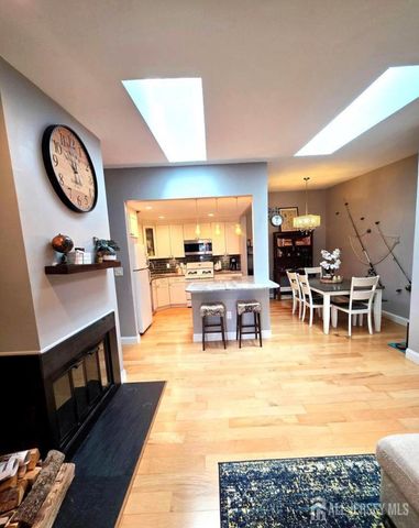 31 Hemlock Court, Hamilton, NJ 08619