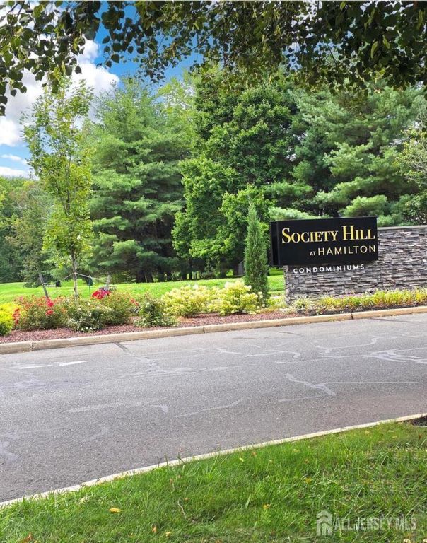 31 Hemlock Court, Hamilton, NJ 08619