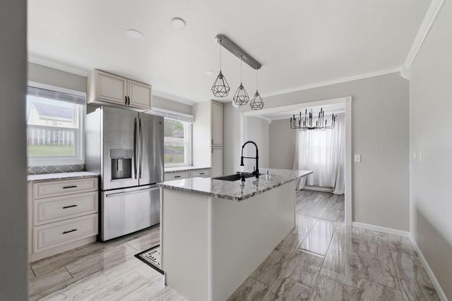 435 Golden LANE, Oak Creek, WI 53154