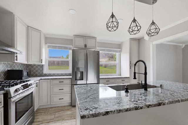 435 Golden LANE, Oak Creek, WI 53154