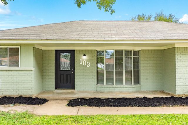 103 Honeysuckle Street, Lake Jackson, TX 77566