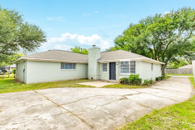 103 Honeysuckle Street, Lake Jackson, TX 77566