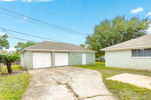 103 Honeysuckle Street, Lake Jackson, TX 77566