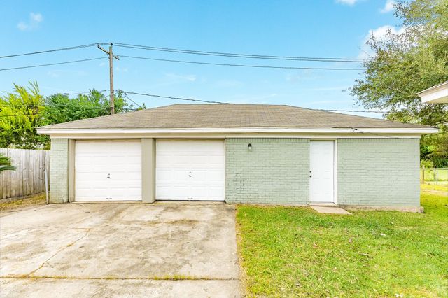 103 Honeysuckle Street, Lake Jackson, TX 77566