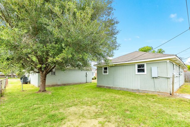 103 Honeysuckle Street, Lake Jackson, TX 77566