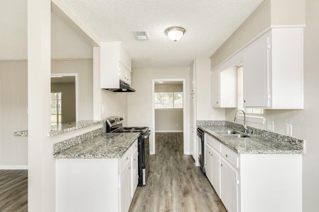 103 Honeysuckle Street, Lake Jackson, TX 77566