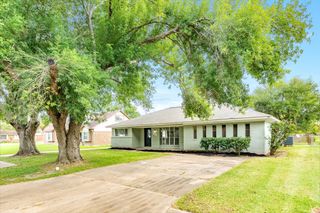 103 Honeysuckle Street, Lake Jackson, TX 77566