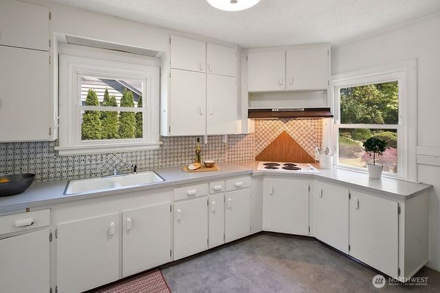 1564 NE Serpentine Place, Shoreline, WA 98155