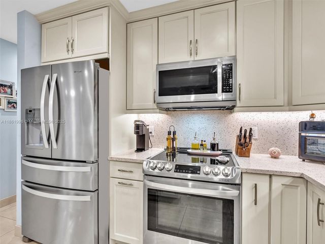 120 Cypress Club Dr 202, Pompano Beach, FL 33060