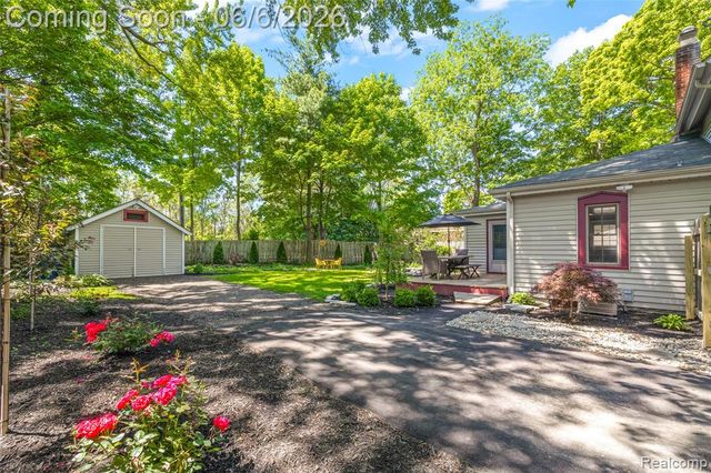 406 E Sherman Street, Holly, MI 48442