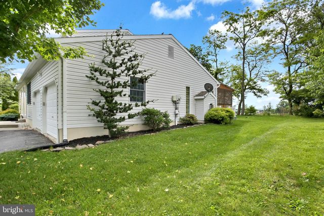 18 WILLOW WAY DR, Enola, PA 17025