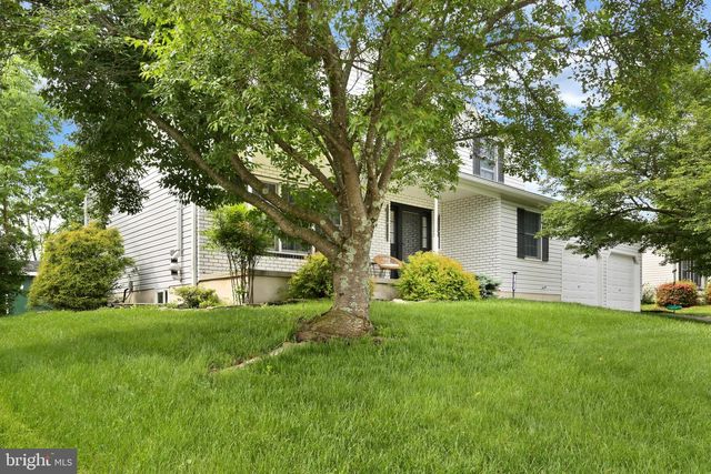 18 WILLOW WAY DR, Enola, PA 17025