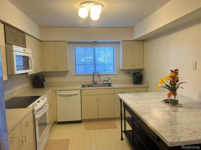 29726 Pine Ridge Circle, Farmington, MI 48331