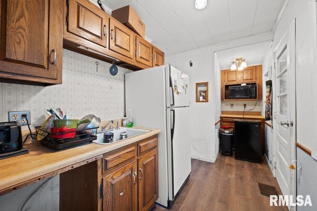 2400 32ND Street, Rock Island, IL 61201