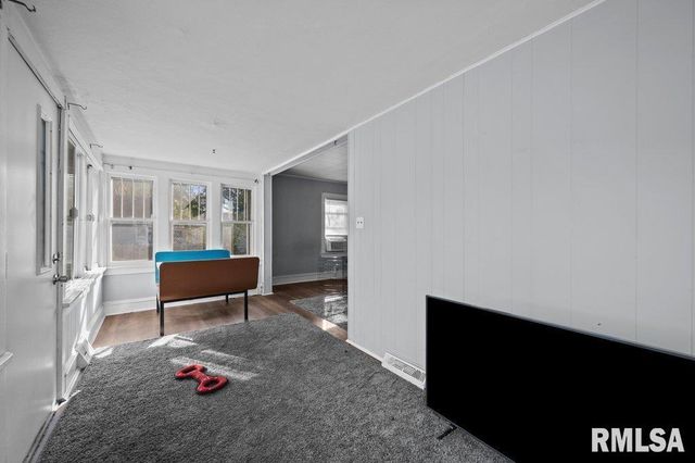 2400 32ND Street, Rock Island, IL 61201