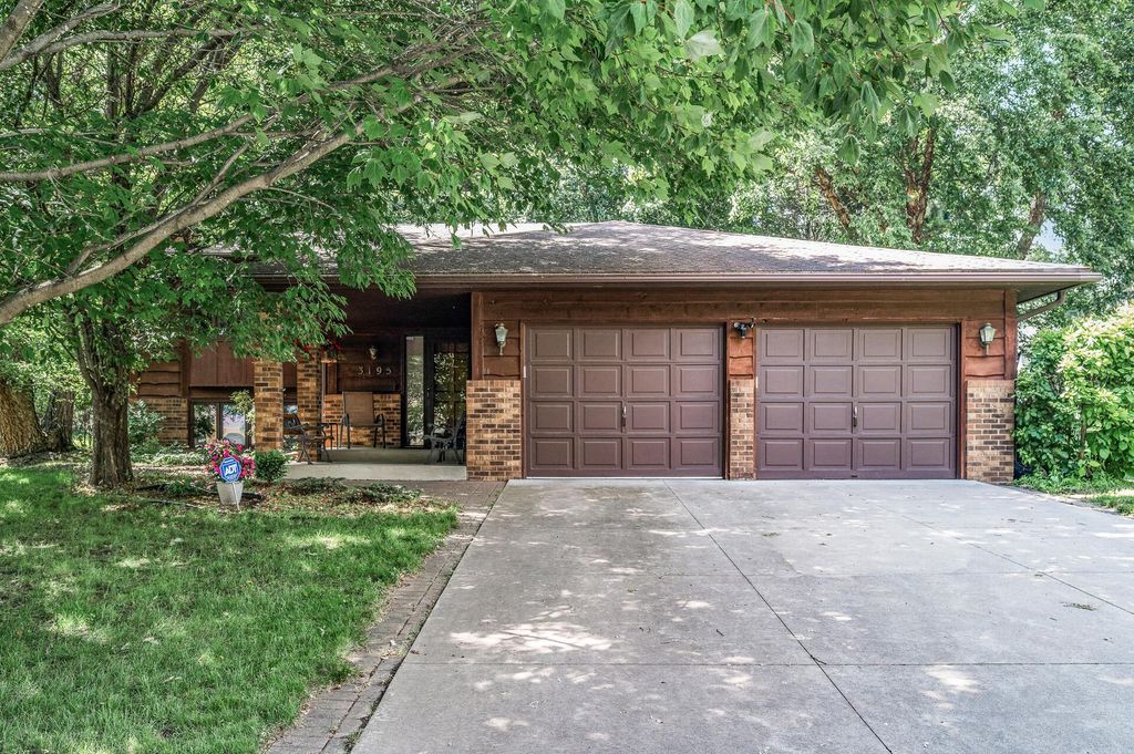 3195 Park Overlook Drive, Shoreview, MN 55126