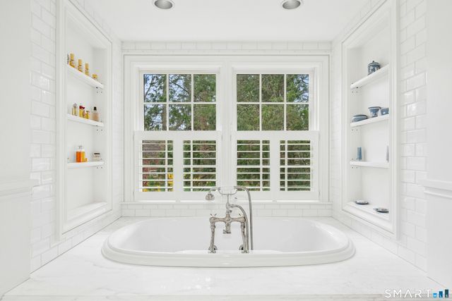 584 West Road, New Canaan, CT 06840