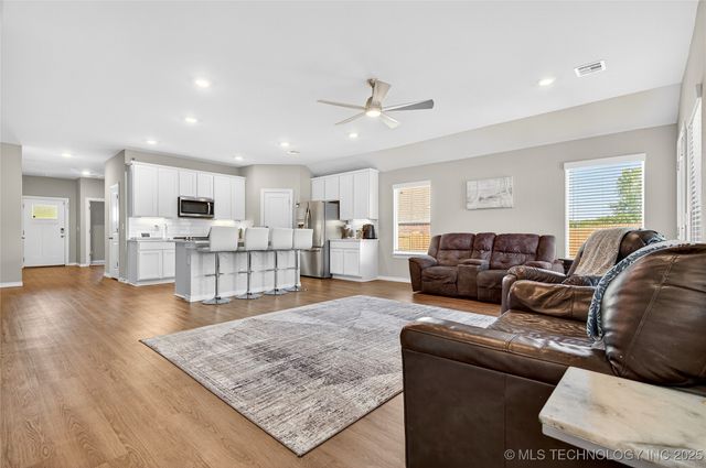 1512 Foxtail Park Lane, Bartlesville, OK 74006