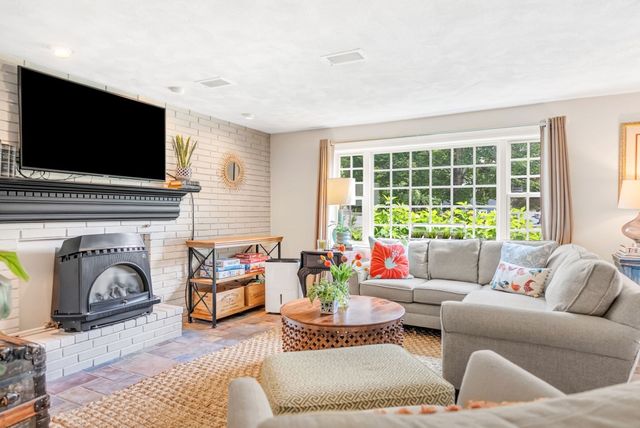32 Briarwood Rd, Framingham, MA 01701