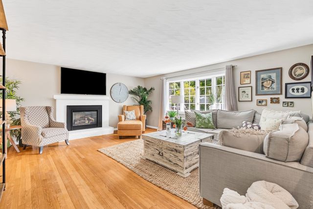 32 Briarwood Rd, Framingham, MA 01701
