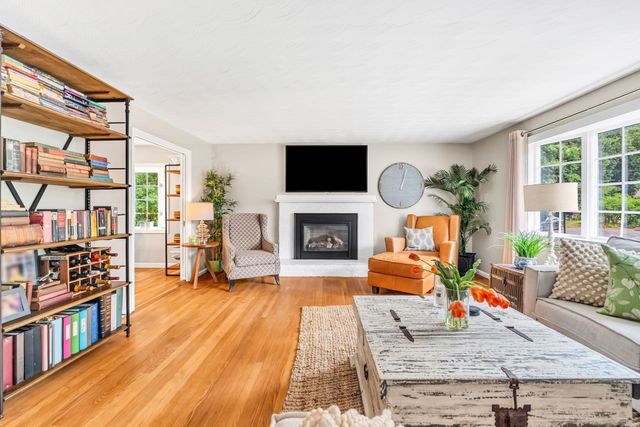 32 Briarwood Rd, Framingham, MA 01701