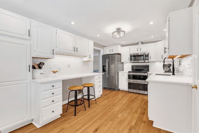 32 Briarwood Rd, Framingham, MA 01701