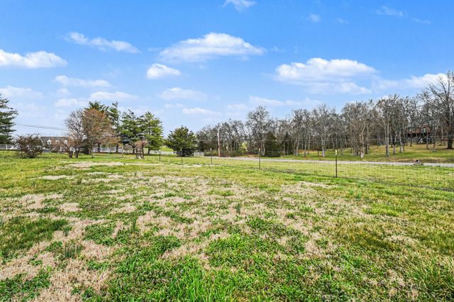 210 Village Green Rd, Gallatin, TN 37066