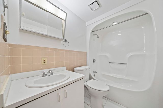 155 George Washington Blvd 205, Hull, MA 02045
