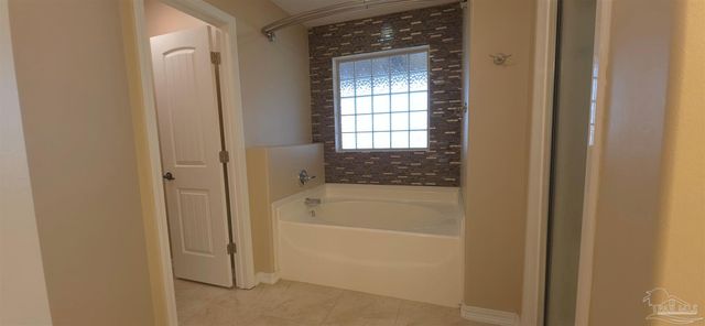 2065 Bella Breeze Ct, Navarre, FL 32566