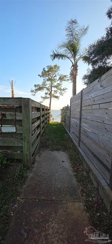 2065 Bella Breeze Ct, Navarre, FL 32566