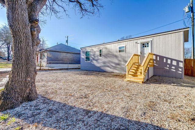 104 Red Oak Street, Alvarado, TX 76009