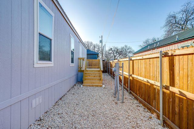 104 Red Oak Street, Alvarado, TX 76009