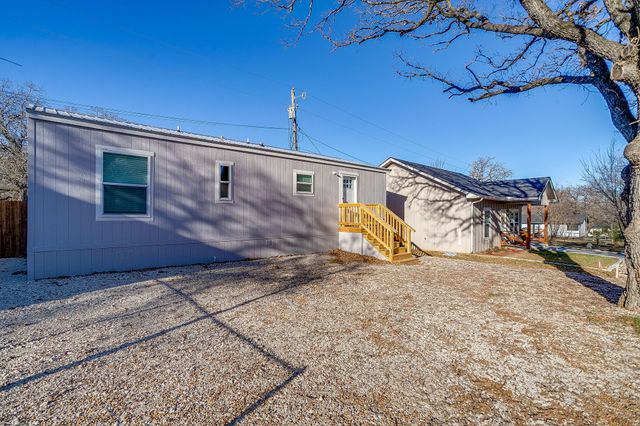 104 Red Oak Street, Alvarado, TX 76009