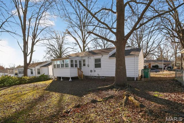 1501 Golden Drive, St Louis, MO 63137