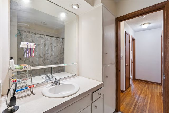 7422 Oak Brook Drive, Urbandale, IA 50322