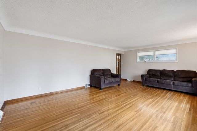 7422 Oak Brook Drive, Urbandale, IA 50322