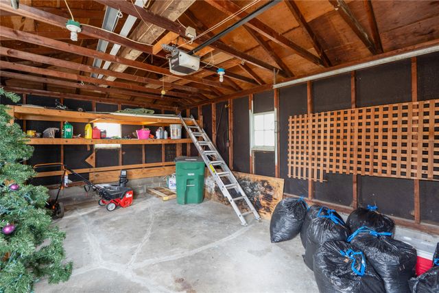 7422 Oak Brook Drive, Urbandale, IA 50322