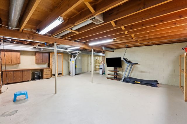 7422 Oak Brook Drive, Urbandale, IA 50322