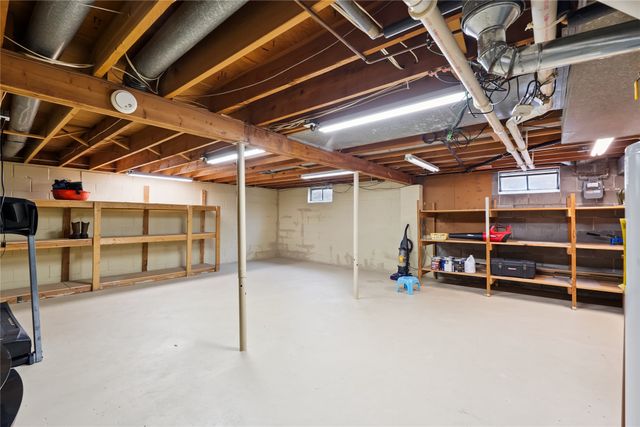 7422 Oak Brook Drive, Urbandale, IA 50322