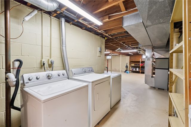 7422 Oak Brook Drive, Urbandale, IA 50322