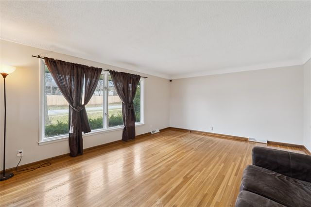 7422 Oak Brook Drive, Urbandale, IA 50322