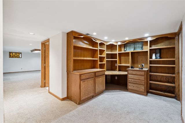 7422 Oak Brook Drive, Urbandale, IA 50322