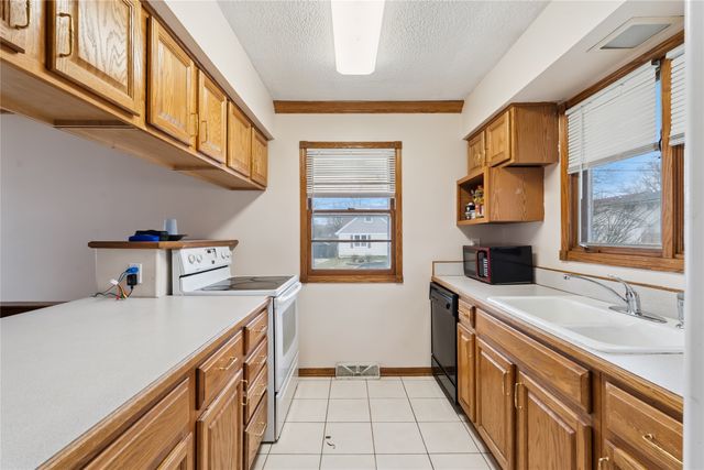 7422 Oak Brook Drive, Urbandale, IA 50322