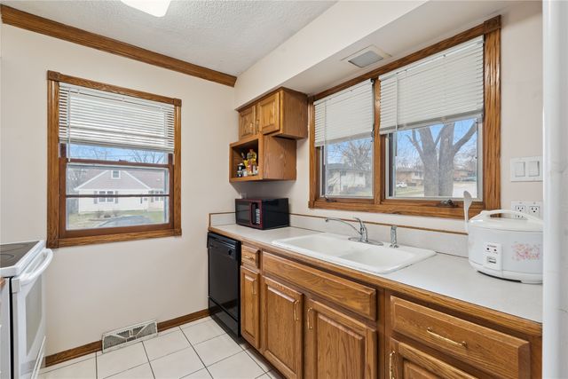 7422 Oak Brook Drive, Urbandale, IA 50322